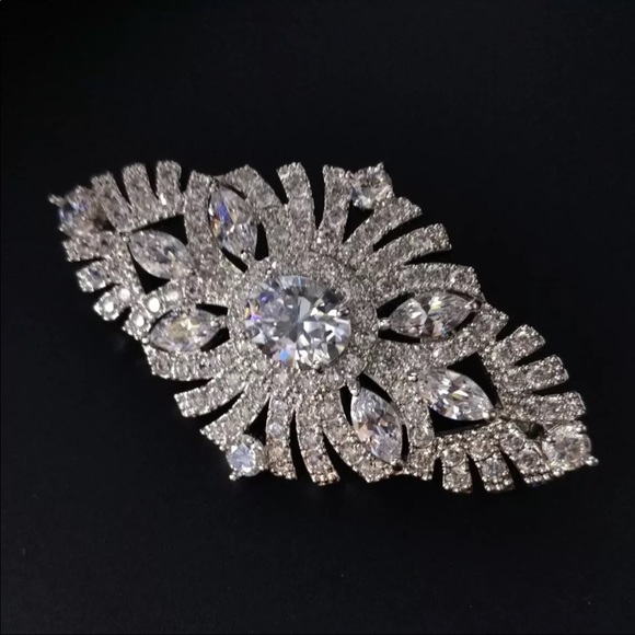 Jewelry - Gorgeous rhombus shaped glittering brooch NIB